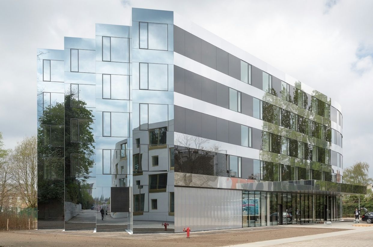 Spiegelend appartementsgebouw — een project van Aannemingen Van Beers